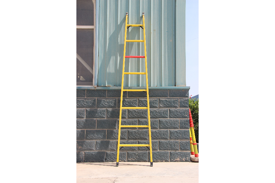 Fully insulated single straight ladder